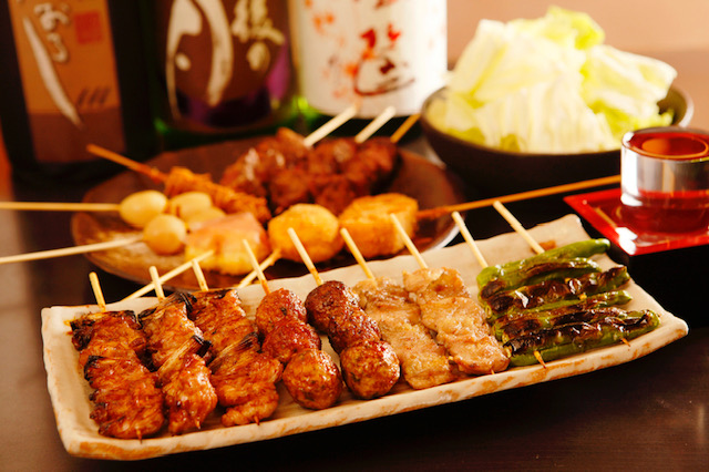 【串ダイニング鳥っぱ】炭火焼きでカリッと香ばしい焼き鳥と、厳選された地酒が楽しめる！